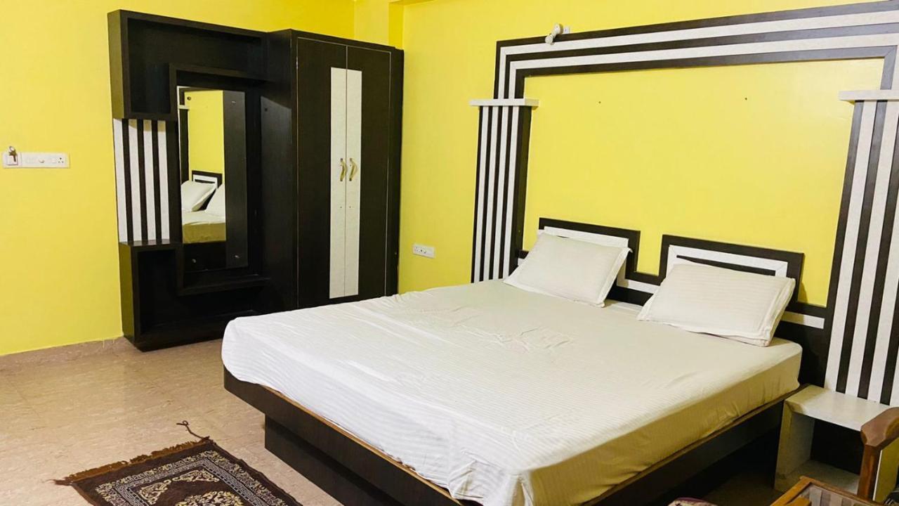 Hotel M J Residency Purí Exteriér fotografie