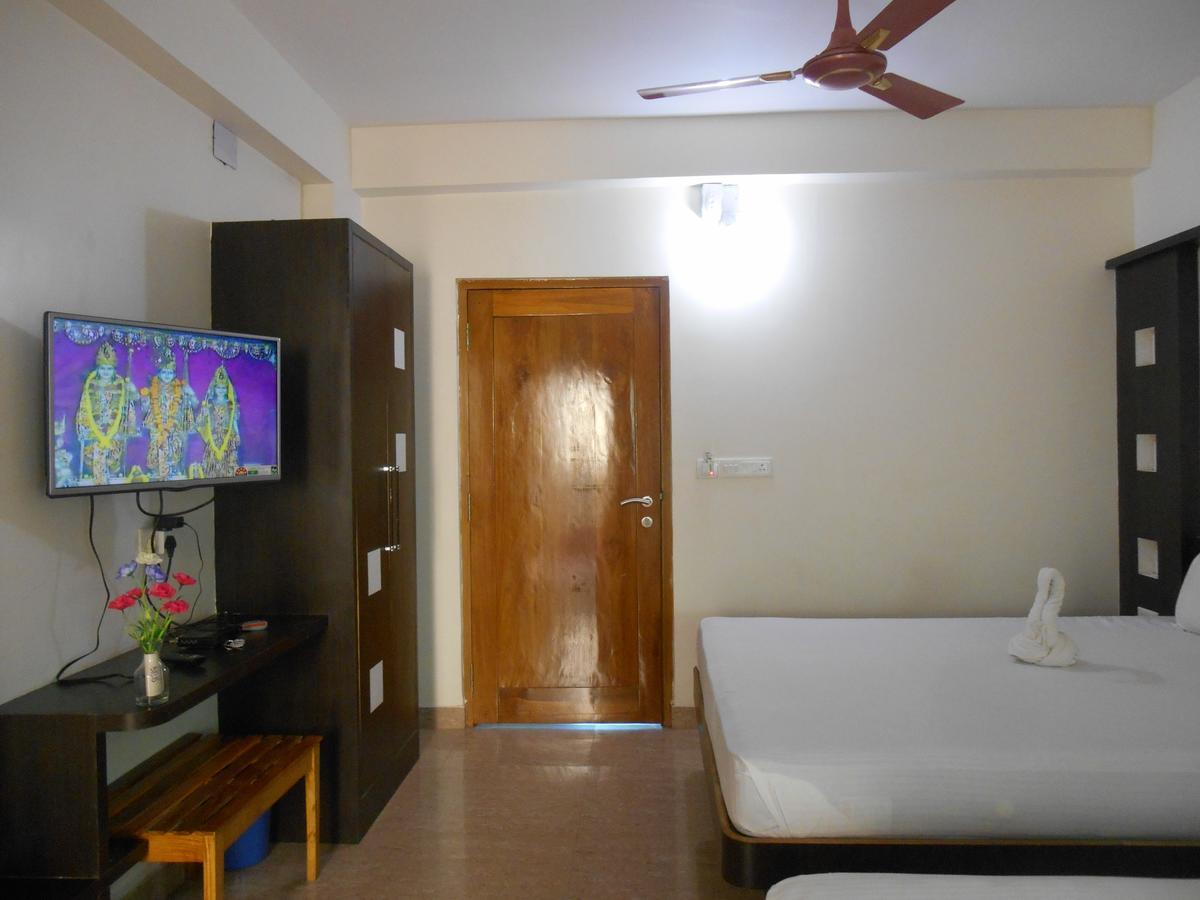 Hotel M J Residency Purí Exteriér fotografie